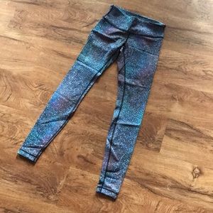 Size 6 Lululemon workout leggings, cool pattern